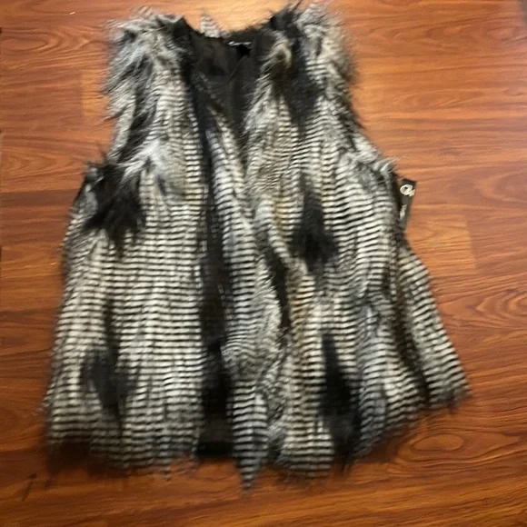New Addition- NWT- Women’s Fur Vest - Picture 1 of 8